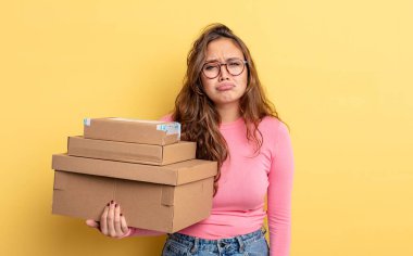 İspanyol güzel bir kadın üzgün ve mızmızlanıyor. Mutsuz bir bakışı var ve ağlıyor. depolama kavramı