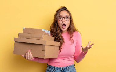 İspanyol güzel kadın son derece şaşırmış ve şok olmuş hissediyor. depolama kavramı