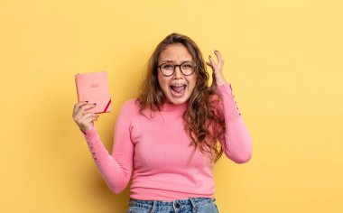 İspanyol güzel kadın ellerini havaya kaldırarak çığlık atıyor. ajanda kavramı