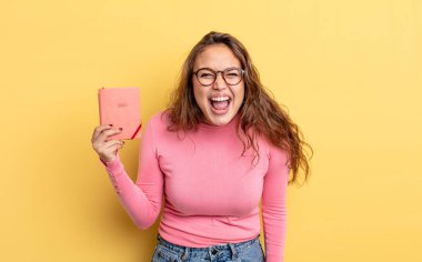 İspanyol güzel kadın agresif bir şekilde bağırıyor, çok kızgın görünüyor. ajanda kavramı