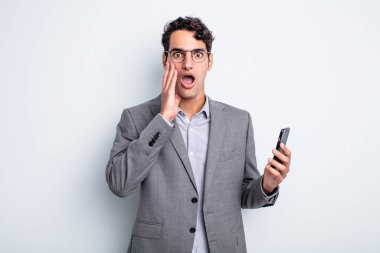İspanyol yakışıklı adam şok olmuş ve korkmuş hissediyor. iş ve telefon kavramı