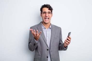 İspanyol yakışıklı adam umutsuz, sinirli ve stresli görünüyor. iş ve telefon kavramı