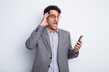 İspanyol yakışıklı adam mutlu, heyecanlı ve şaşırmış hissediyor. iş ve telefon kavramı