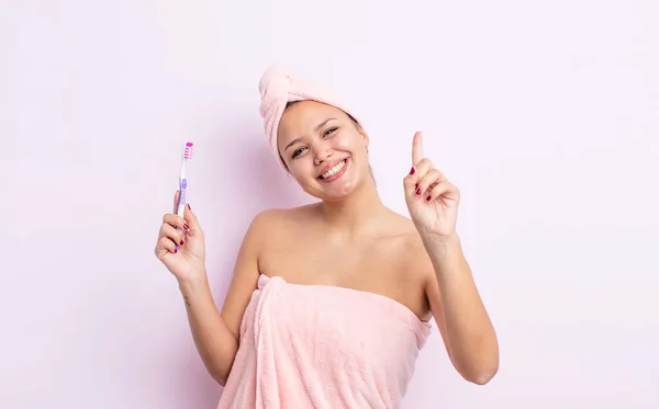 Hispânico Bonita Mulher Sorrindo Olhando Amigável Mostrando Número Conceito Escova — Fotografia de Stock