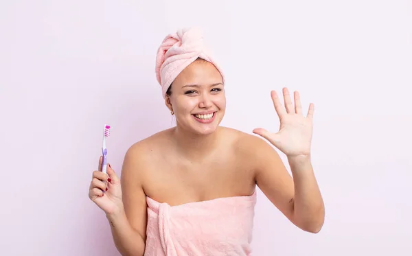 Mujer Bonita Hispana Sonriendo Buscando Amigable Mostrando Concepto Cepillo Dientes —  Fotos de Stock