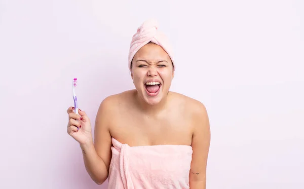 Hispânico Bonita Mulher Gritando Agressivamente Olhando Conceito Escova Dentes Muito — Fotografia de Stock