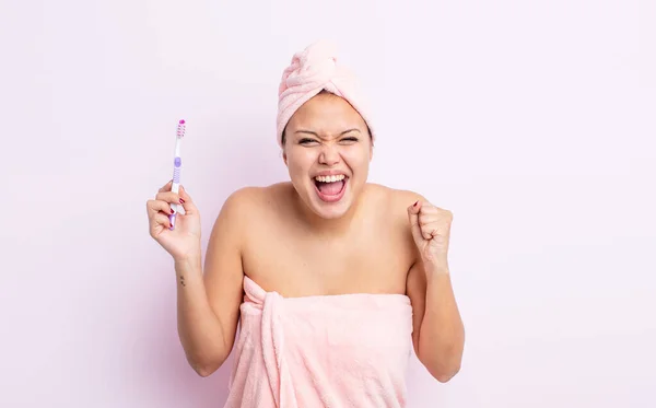 Hispanic Pretty Woman Shouting Aggressively Angry Expression Tooth Brush Concept — Stock Photo, Image