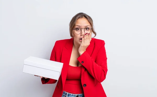 Hispanic Pretty Woman Feeling Shocked Scared Package Product Concept — Stock Photo, Image