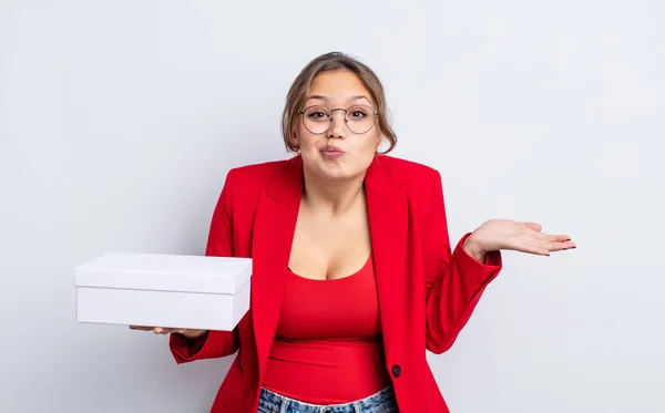 Hispanic Pretty Woman Feeling Puzzled Confused Doubting Package Product Concept — Stock Photo, Image