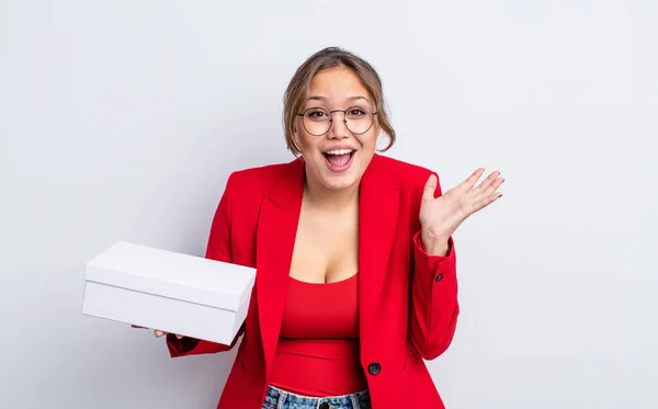 Hispanic Pretty Woman Feeling Happy Surprised Realizing Solution Idea Package — Stock Photo, Image