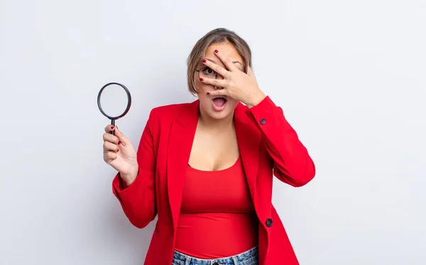 Hispanic Söt Kvinna Ser Chockad Rädd Eller Skräckslagen Täcka Ansikte — Stockfoto