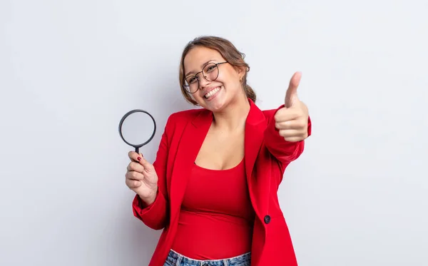 Hispanische Hübsche Frau Die Stolz Ist Und Mit Erhobenem Daumen — Stockfoto