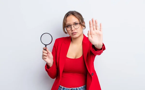 Latinamerikansk Vacker Kvinna Som Visar Handflatan Och Stoppar Gester Förstoringsglas — Stockfoto