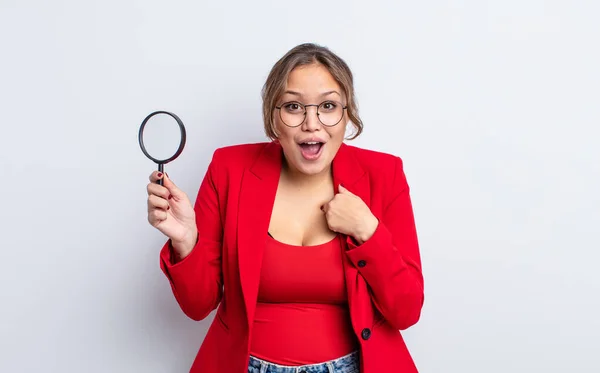 Hispanische Hübsche Frau Die Sich Glücklich Fühlt Und Aufgeregt Auf — Stockfoto