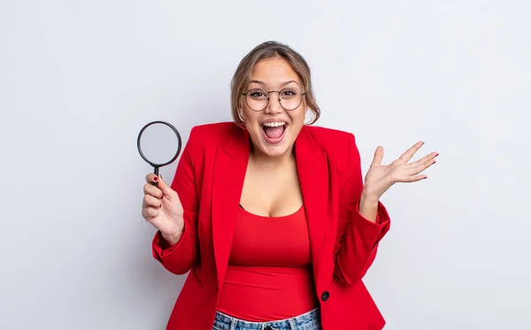 Hispanische Hübsche Frau Die Glücklich Und Erstaunt Über Etwas Unglaubliches — Stockfoto