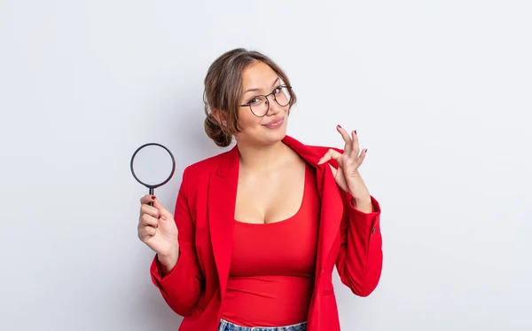 Hispanic Söt Kvinna Ser Arrogant Framgångsrik Positiv Och Stolt Förstoringsglas — Stockfoto