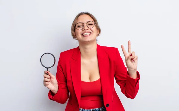 Hispanische Hübsche Frau Die Freundlich Lächelt Und Nummer Zwei Zeigt — Stockfoto