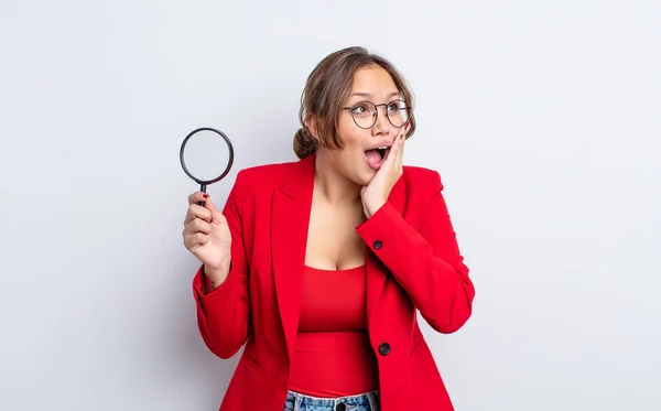 Hispanic Pretty Woman Feeling Happy Excited Surprised Magnifying Glass Concept — Stock Photo, Image