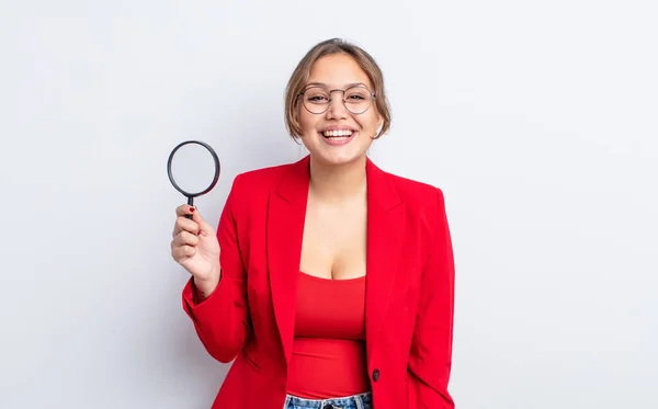 Zijn Paniekerige Mooie Vrouw Ziet Gelukkig Aangenaam Verrast Uit Vergrootglas — Stockfoto