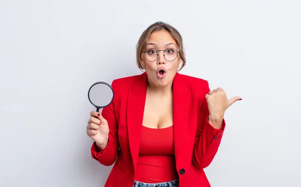 Den Latinamerikanska Vackra Kvinnan Ser Förbluffad Misstro Förstoringsglas Koncept — Stockfoto