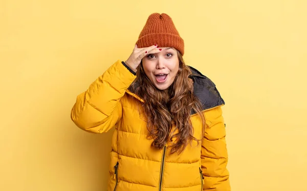 Hispânico Bonita Mulher Olhando Feliz Surpreso Surpreso Roupas Inverno — Fotografia de Stock