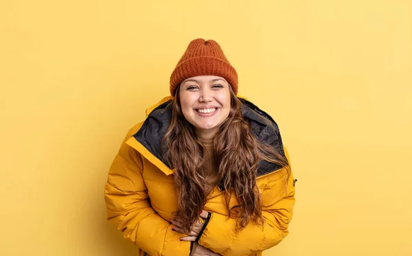 Hispanische Hübsche Frau Lacht Laut Über Irgendeinen Urkomischen Witz Winterkleidung — Stockfoto