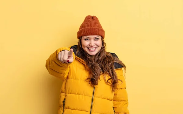 Mulher Bonita Hispânica Apontando Para Câmera Escolhendo Você Roupas Inverno — Fotografia de Stock