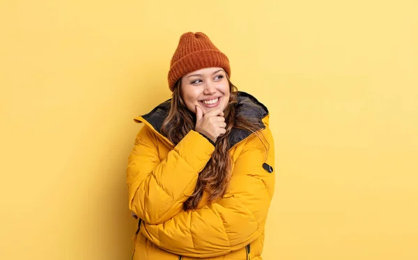 Mulher Bonita Hispânica Sorrindo Com Uma Expressão Feliz Confiante Com — Fotografia de Stock