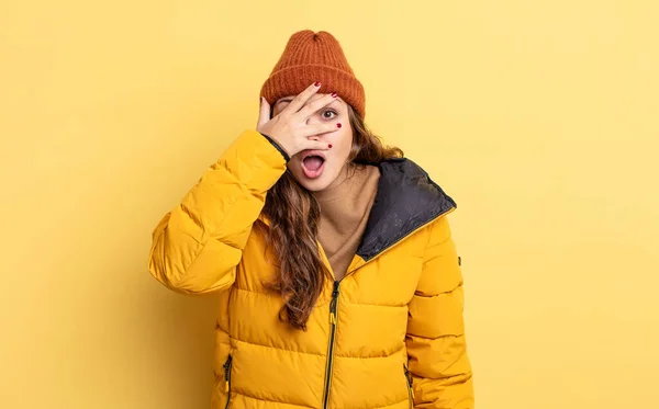 Zijn Paniekerige Mooie Vrouw Kijkt Geschokt Bang Doodsbang Gezicht Bedekkend — Stockfoto