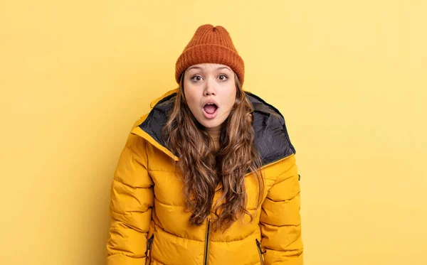 Zijn Paniekerige Mooie Vrouw Kijkt Zeer Geschokt Verrast Winterkleding — Stockfoto