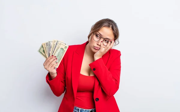 Hispanische Hübsche Frau Die Sich Nach Einer Anstrengenden Zeit Gelangweilt — Stockfoto