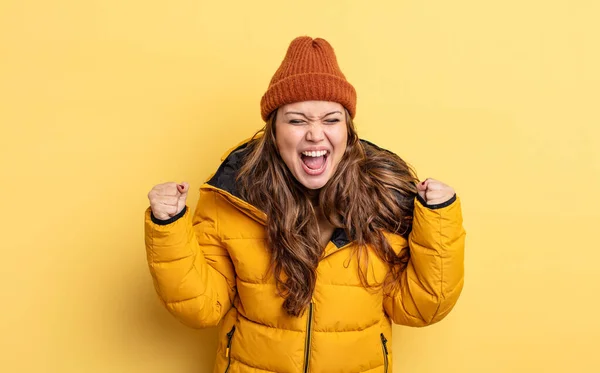 Mulher Bonita Hispânica Gritando Agressivamente Com Uma Expressão Irritada Roupas — Fotografia de Stock