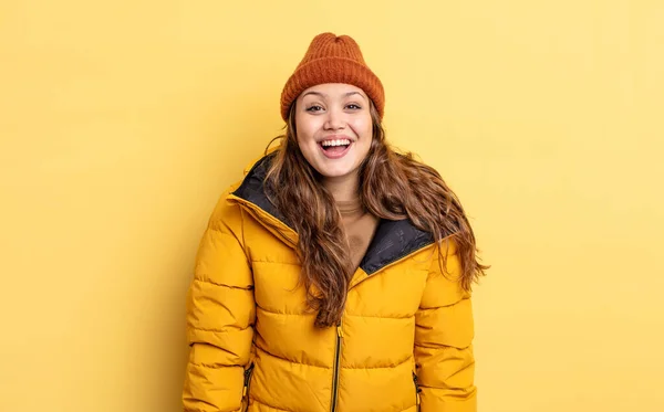 Hispânico Bonita Mulher Olhando Feliz Agradavelmente Surpreendido Roupas Inverno — Fotografia de Stock