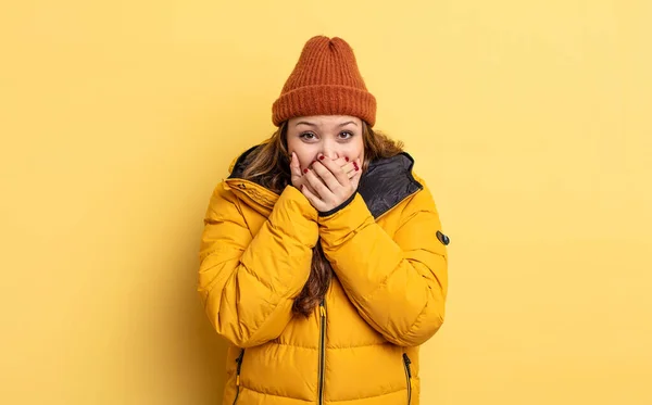 Ispanica Bella Donna Che Copre Bocca Con Mani Con Uno — Foto Stock