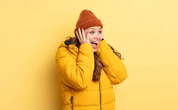 Hispânico Mulher Bonita Sentindo Feliz Animado Surpreso Roupas Inverno — Fotografia de Stock