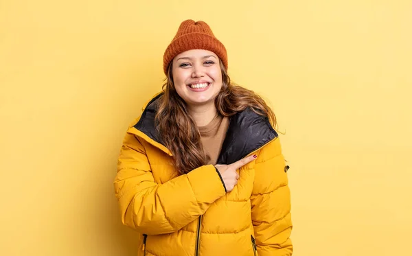 Hispânico Bonita Mulher Sorrindo Alegremente Sentindo Feliz Apontando Para Lado — Fotografia de Stock