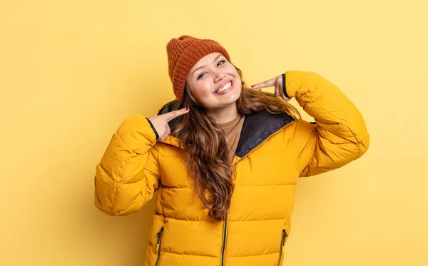 Hispanische Hübsche Frau Lächelt Selbstbewusst Und Zeigt Auf Ihr Breites — Stockfoto