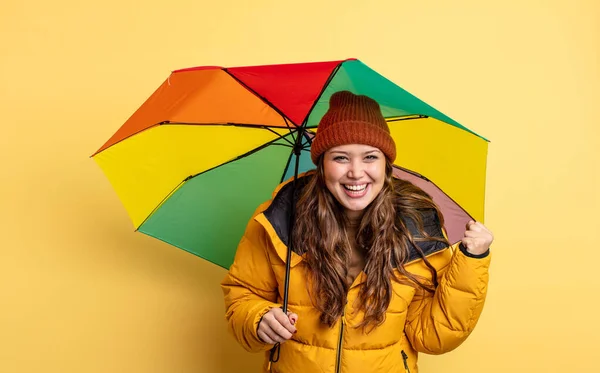 Hispanic Pretty Woman Feeling Shocked Laughing Celebrating Success Umbrella Concept — Stock Photo, Image