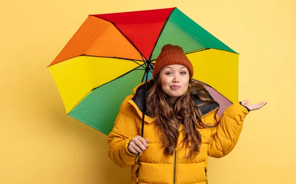 Hispanic Pretty Woman Feeling Puzzled Confused Doubting Umbrella Concept — Stock Photo, Image