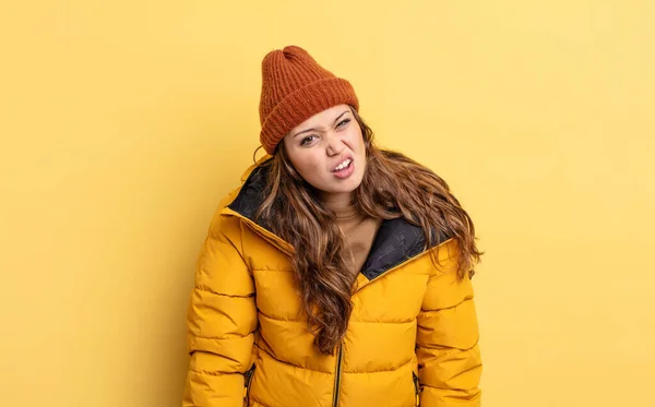 Латиноамериканская Красотка Чувствует Себя Озадаченной Смущенной Зимняя Одежда — стоковое фото