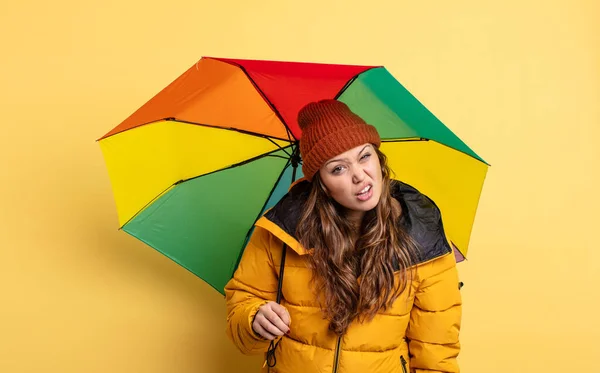 Hispanique Jolie Femme Sentant Perplexe Confus Concept Parapluie — Photo