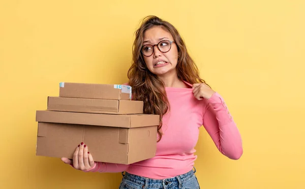 Hispânico Mulher Bonita Sentindo Estressado Ansioso Cansado Frustrado Conceito Armazenamento — Fotografia de Stock