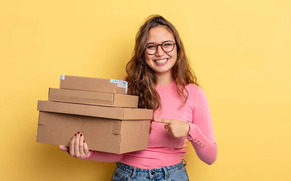 Hispânico Bonita Mulher Sorrindo Alegremente Sentindo Feliz Apontando Para Lado — Fotografia de Stock