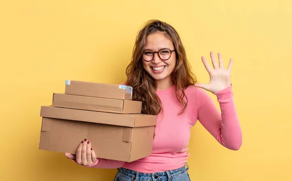 Hispanic Pretty Woman Smiling Looking Friendly Showing Number Five Storage — Stock Photo, Image