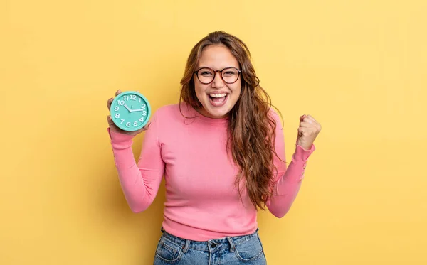 Hispânico Mulher Bonita Sentindo Chocado Rindo Celebrando Sucesso Conceito Despertador — Fotografia de Stock