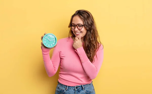 Ispanica Bella Donna Sorridente Con Una Felice Espressione Fiduciosa Con — Foto Stock