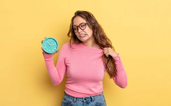 Mujer Bonita Hispana Sentirse Estresada Ansiosa Cansada Frustrada Concepto Despertador — Foto de Stock