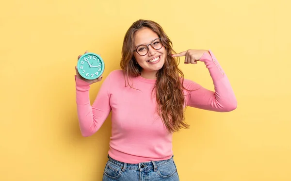 Hispânico Bonita Mulher Sorrindo Confiantemente Apontando Para Próprio Sorriso Largo — Fotografia de Stock