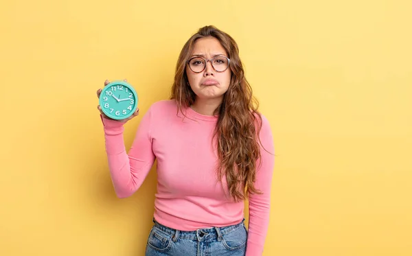 Hispânico Mulher Bonita Sentindo Triste Choramingas Com Olhar Infeliz Chorando — Fotografia de Stock