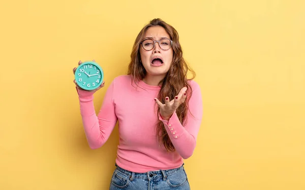 Mulher Bonita Hispânico Olhar Desesperado Frustrado Estressado Conceito Despertador — Fotografia de Stock